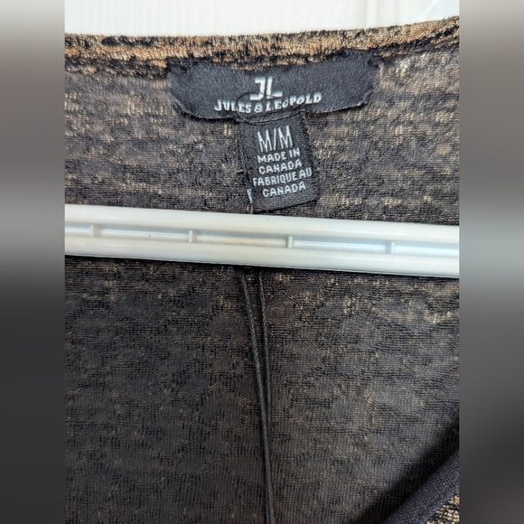 NWT Jules & Leopold Women's (Size M) V-Neck Top With Scalloped Hem and Sleeves - Picture 13 of 15